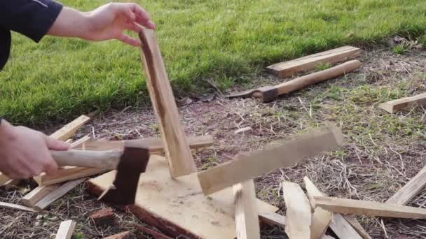 Eikenhout in kleine spaanders splijten om een vuur buiten in slow motion aan te steken — Stockvideo