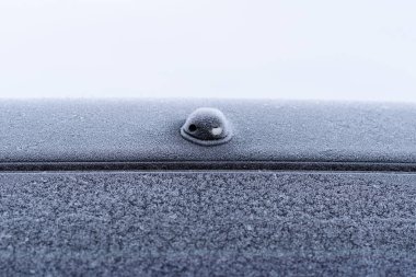 Arka cam temizleyicisi kışın donmuş ve tıkanmış.