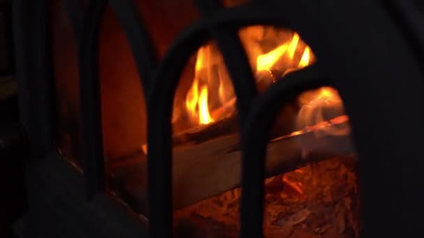 Un feu orageux dans un poêle à la maison brûle pour chauffer la pièce — Video