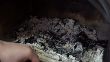 Bahçede gübre olarak kullanmak üzere şömineden kül ve kömür çıkarılıyor.