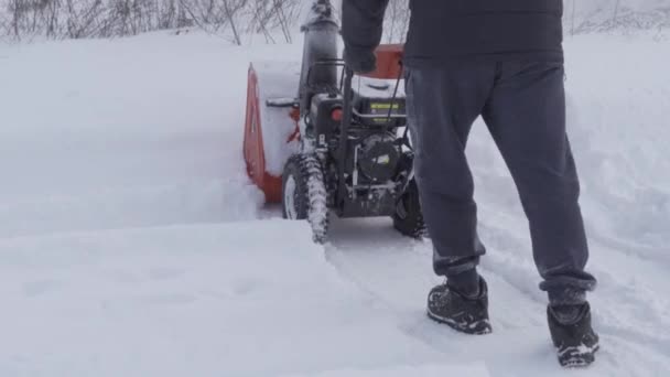 Kiev, Ukraine - 14 février 2021 : Déneigement avec souffleuse FORTE à essence en hiver — Video