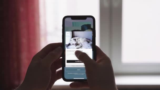 Kiew, Ukraine - 28. Dezember 2020: vsco-App am Telefon geöffnet, Vorschau und Anmeldung — Stockvideo