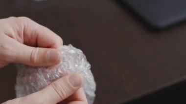 Sinirlerden dolayı baloncuk ambalajının tıklaması ve patlaması ve sakinleşmesi