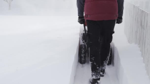 Kiev, Ucrania - 14 de febrero de 2021: El soplador de nieve FORTE hace una pista en nieve muy profunda — Vídeo de stock