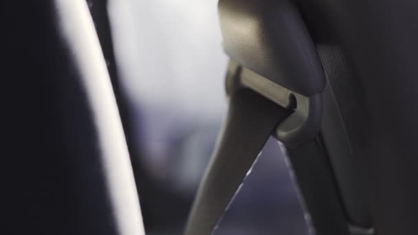 A biztonsági öv mechanizmusának kiváltó hatása autóban — Stock videók