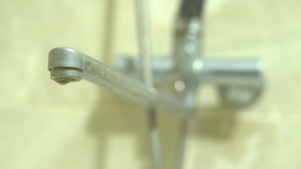 Odtékající kohoutek v koupelně. Kapky vody kapající z mixéru ve sprše — Stock video