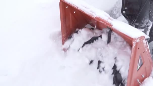 Kiev, Ukraine - 14 février 2021 : Spectaculaire godet robot et tarière à neige d'une souffleuse FORTE au ralenti — Video