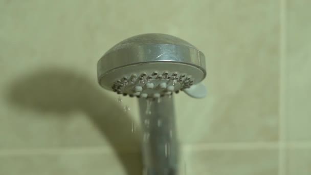Vattendroppar droppar från duschspray i slow motion — Stockvideo