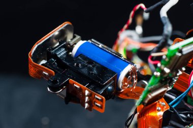 Bozuk bir kamera parçasını tamir servisine yerleştirmek