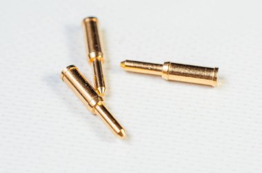 Bnc konnektörünün merkez çekirdeği beyaz arkaplan üzerinde yakın plan, makro çekim