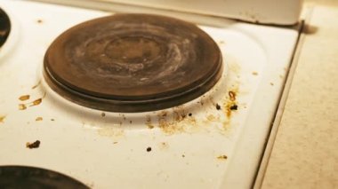 Modası geçmiş ısıtma panelleri olan eski, kirli elektrikli soba.