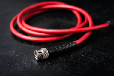 Koyu bir arkaplanda film yapımında video sinyalinin iletimi için kırmızı kablo