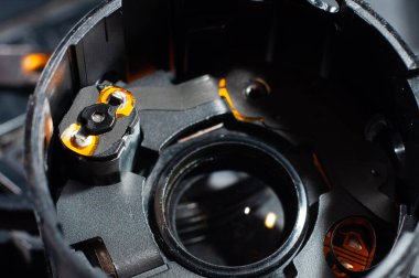 Lens yuvasına stabil hale getirme ünitesi yerleştirildi. Fotoğraf ekipmanlarının onarımı ve servisi