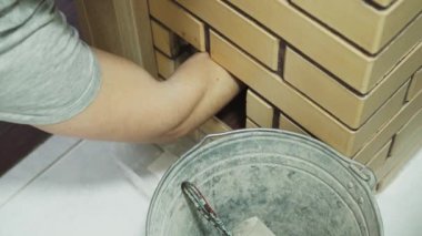 Isınma mevsiminden sonra, duvardaki özel bir teknolojik delikten bacayı karbon yataklarından ve katrandan temizlemek.