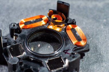 Lensten çıkarılan stabilizasyon ünitesinin yakın plan görüntüsü