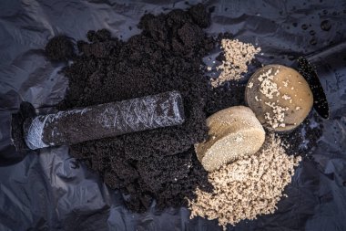 Bir karbon fişeği, organik ve mekanik kirlilikten içme suyunu arındırmak için kullanılır. Zeolite ve granüler kömür