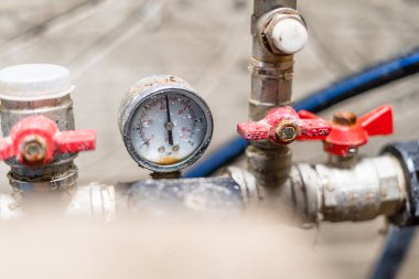 Özel bir evin pompa istasyonundaki su basıncı göstergesi.