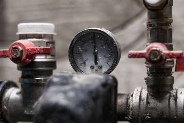 Özel bir evin pompa istasyonundaki su basıncı göstergesi.