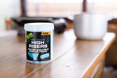 Kiev, Ukrayna-Mart 10.2021: Tilki yüksek görsel yükselticili plastik kova suda çözünebilir köpük