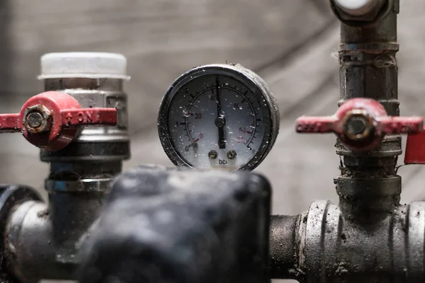 Özel bir evin pompa istasyonundaki su basıncı göstergesi.