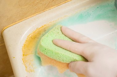 Kirli lavabo deterjan ve sünger kullanmadan önce ve sonra