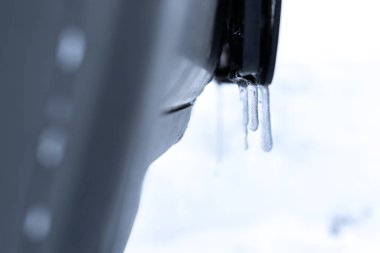 Buz sarkıtları kışın bir arabada oluştu.