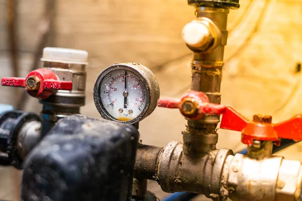 Özel bir evin su tedarik sisteminde artan basınç. Basınç kontrol rölesi