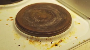 Eski elektrikli ocak lekeler ve sarı yağ lekeleri ile çok kirlidir.