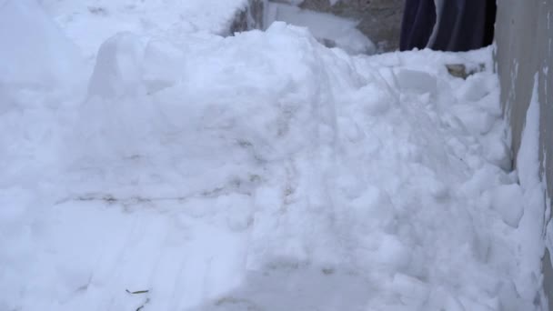 Jogando uma grande pilha de neve com uma pá à noite — Vídeo de Stock