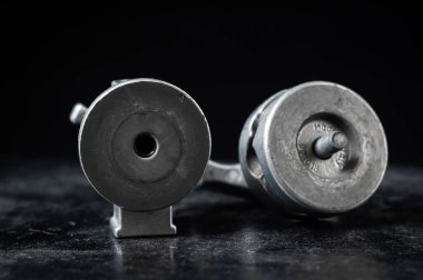 Kiev, Ukrayna - 25 Şubat 2021: Parçalanmış arri kabzası siyah arka planda yakın plan