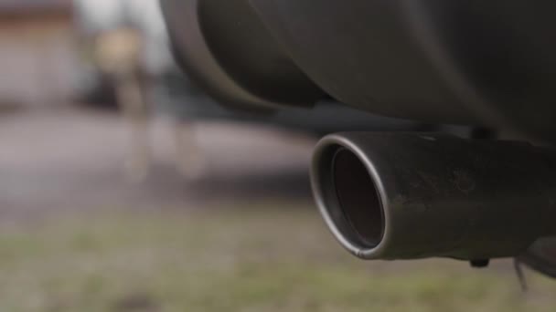 Närbild av avgasröret på en dämpad bil — Stockvideo