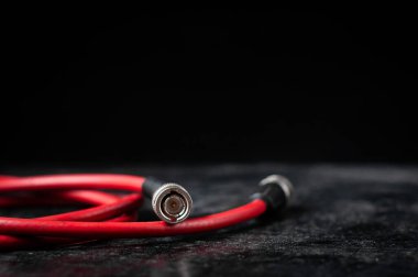 Sdi sinyalini bnc konnektörü üzerinden koyu bir arkaplanda aktarmak için kırmızı kablo