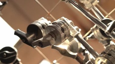 KIEV, UKRAINE - 25 Şubat 2021: Arri ve İntikamcı, sinema ekipman deposundaki C-Stand 'ın başında