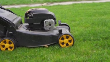 Kiev, Ukrayna - 14 Kasım 2020: McCulloch çim biçme makinesiyle çim biçme işlemi