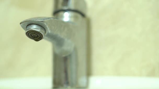 Acqua che sgocciola dal primo piano del rubinetto. Chiusura e riparazioni programmate dell'acqua, risparmio idrico. — Video Stock