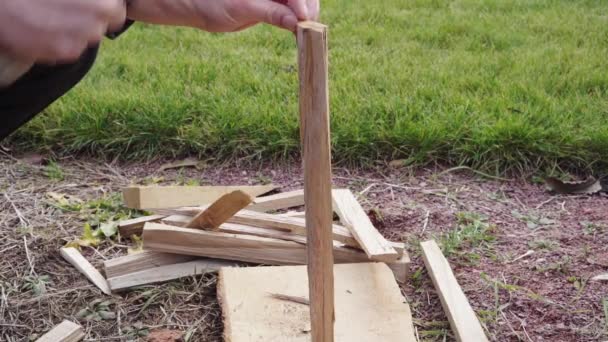Чоловік розрізає деревину сокирою на тонкі чіпси крупним планом — стокове відео