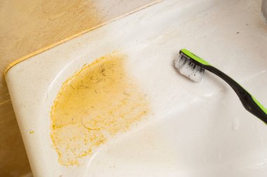 Diş fırçasıyla temizlemeden önce ve sonra kirli bir lavabo örneği.
