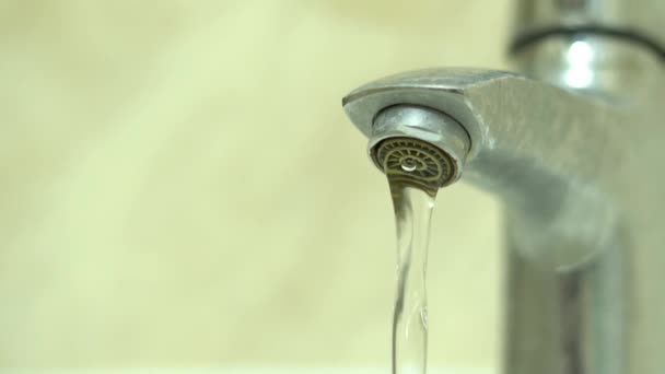 El agua transparente fluye desde el grifo con una presión débil — Vídeo de stock