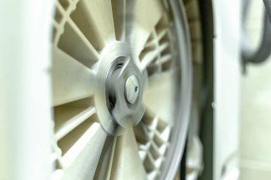 Ameliyat sırasında yüksek hızda varilin üzerindeki çamaşır makinesinin makarası. Ev aletlerinin tamiri
