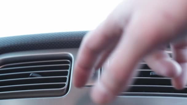 Muž stiskne prst na upomínkovém tlačítku zblízka — Stock video