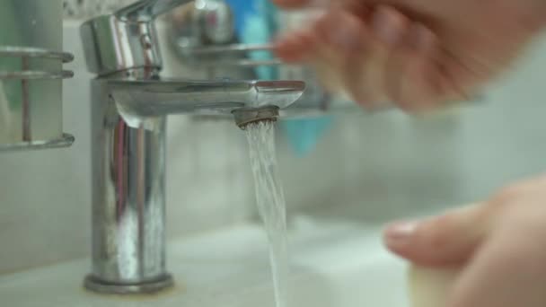 在洗涤槽的后面用肥皂进行彻底的洗手 — 图库视频影像