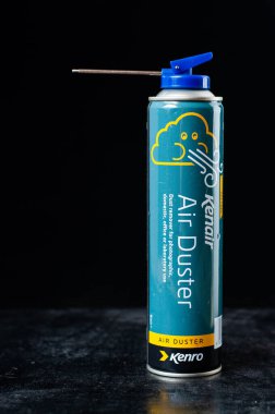 Kiev, Ukrayna - 25 Şubat 2021: Hava temizleyici Kenair Kenro, siyah arka planda fotoğraf ve video ekipmanları üflemek için sıkıştırılmış hava