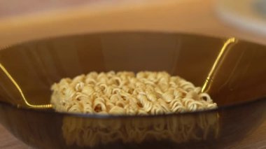 Adım adım hazır erişte pişiriyorum.