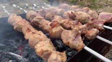 Kömür ızgarasında domuz eti kızartılır.