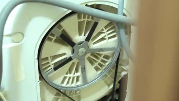 Mechanisme dat de trommel van de wasmachine in slow motion van achteren draait — Stockvideo