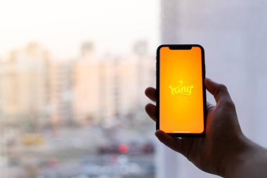 Kiev, Ukrayna - 2 Nisan 2021: Oyun ve video oyunu geliştiricisi kral telefonda şehrin arka planına karşı dikey olarak açıldı