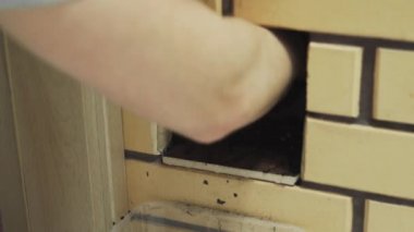 Isınma mevsiminden sonra, duvardaki özel bir teknolojik delikten bacayı karbon yataklarından ve katrandan temizlemek.