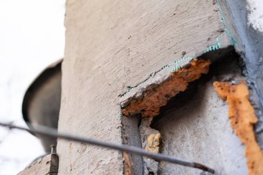İzolasyon teknolojisinin ihlali ve evin su geçirmez hale getirilmesi, macunun soyulması. Çukur oluşumu