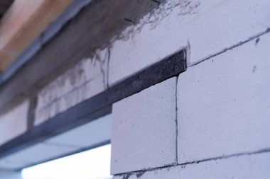 Köpük bloklarıyla duvardaki geçidi güçlendirmek