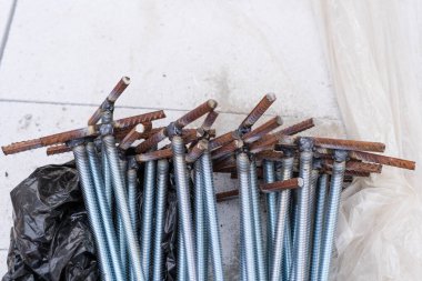 Güçlendirmeden kaynaklı bir çubuğa somutlaştırma için gömme